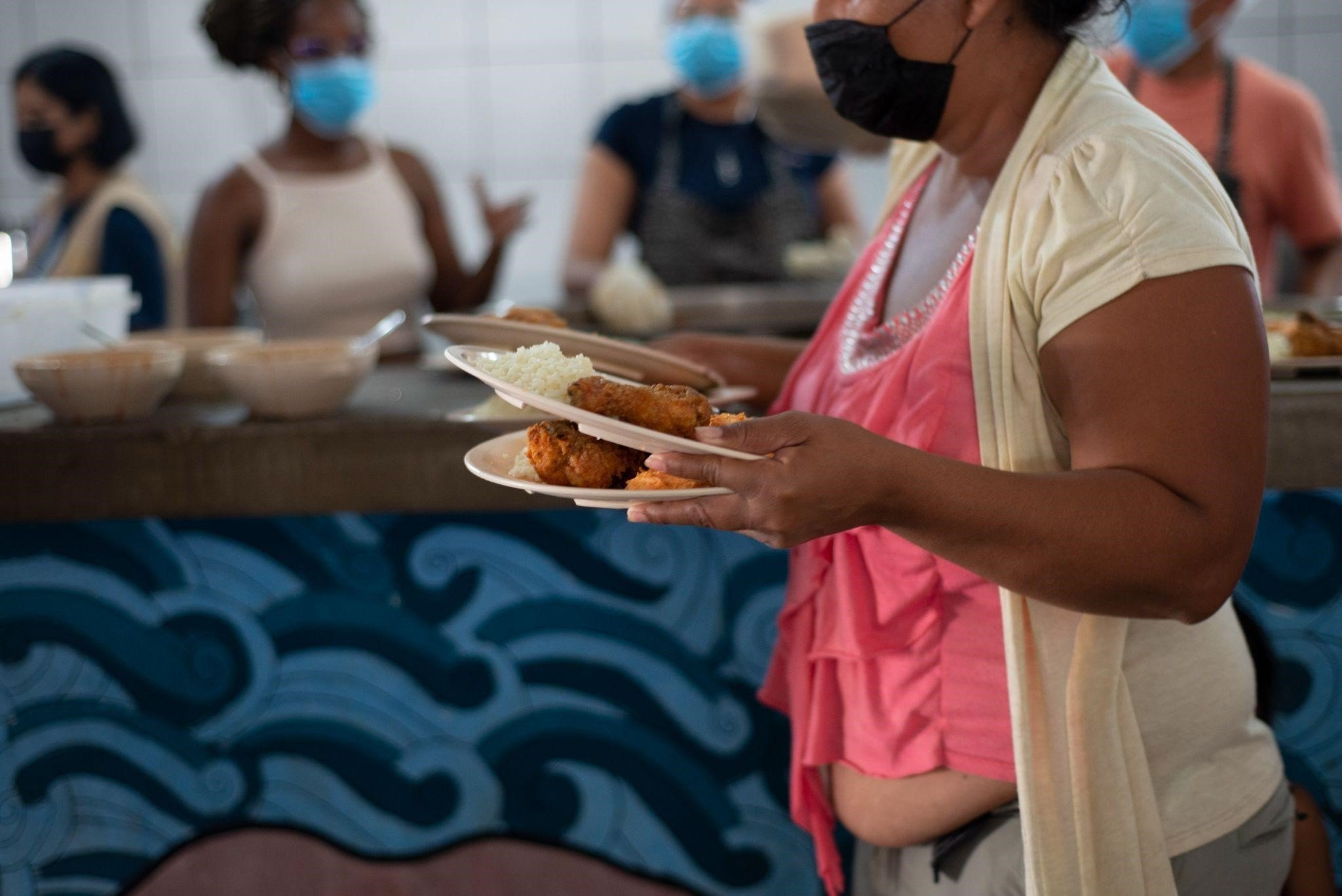  En el albergue Hospitalidad y Solidaridad A.C los migrantes reciben alimentación gratis durante el tiempo que permanecen en espera de arreglar su documentación migratoria. Foto/ Lissette Lemus 
